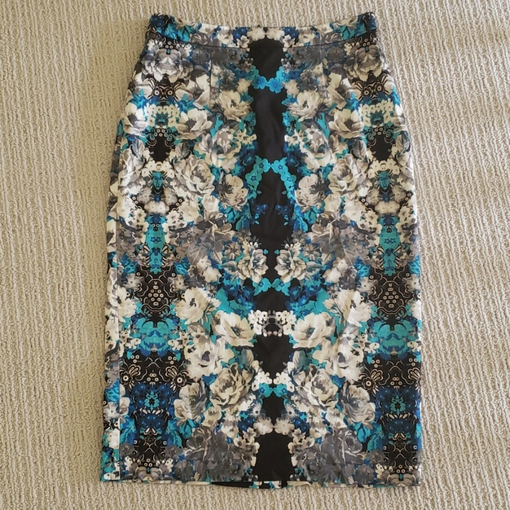 Beautiful Floral Pencil Skirt Halogen Size 4